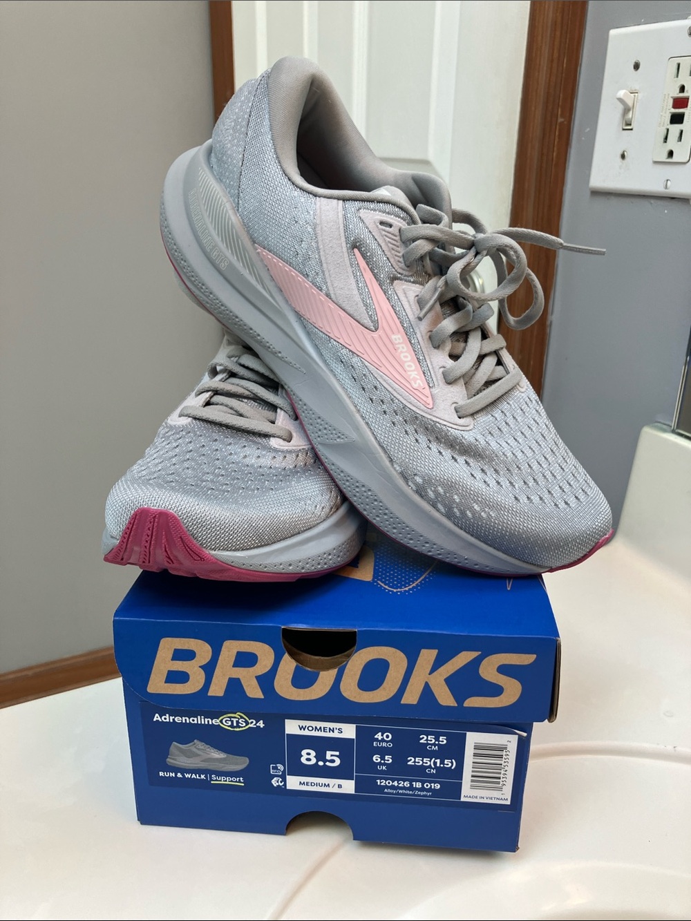 Brooks Women's Adrenaline 24 GTS Size 8.5 Medium Brand New (Retail $140)